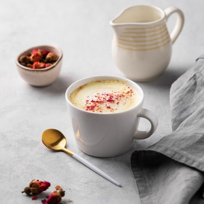 Latte à la cardamome et à la rose