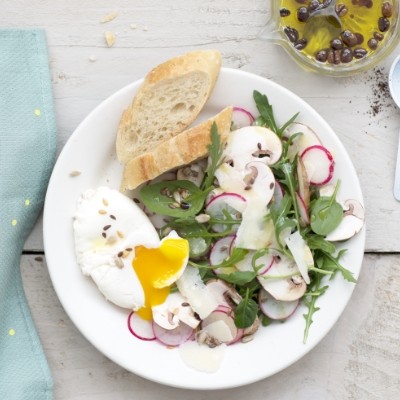 Œuf poché, salade aux radis, champignons et parmesan, vinaigrette olives et café