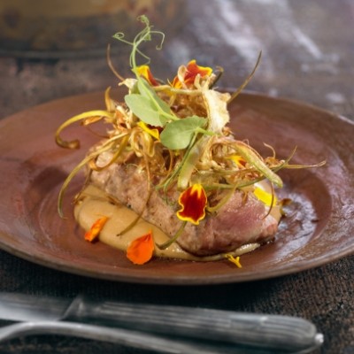 Canard au café, chips de patate douce et vitelotte